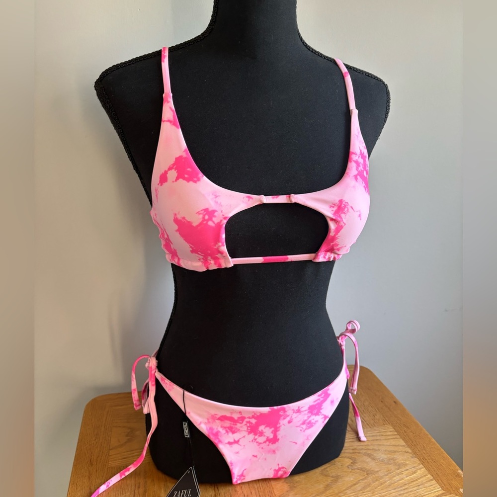 NWT Pink tie-dye bikini size 6 (M) tie closure. Removable padding.